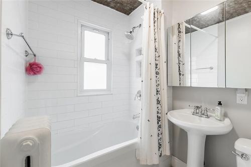 463 Charlton Avenue, Hamilton, ON - Indoor Photo Showing Bathroom