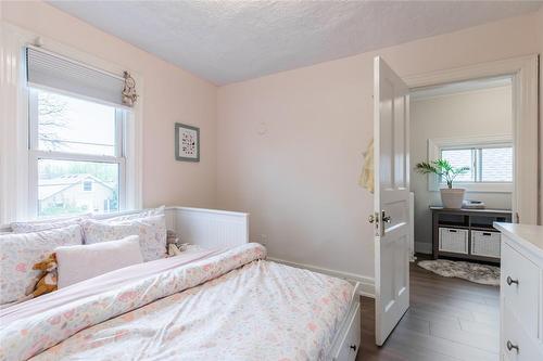 463 Charlton Avenue, Hamilton, ON - Indoor Photo Showing Bedroom