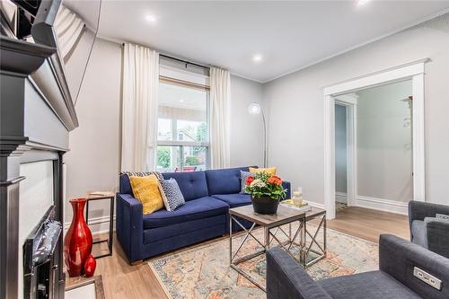 463 Charlton Avenue, Hamilton, ON - Indoor Photo Showing Living Room