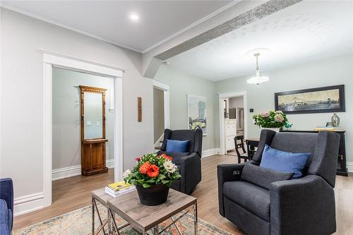 463 Charlton Avenue, Hamilton, ON - Indoor Photo Showing Living Room