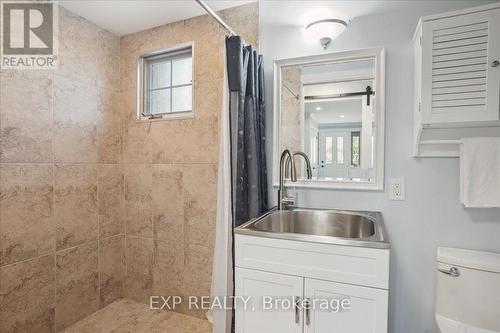 657 Geneva Park, Burlington, ON - Indoor Photo Showing Bathroom