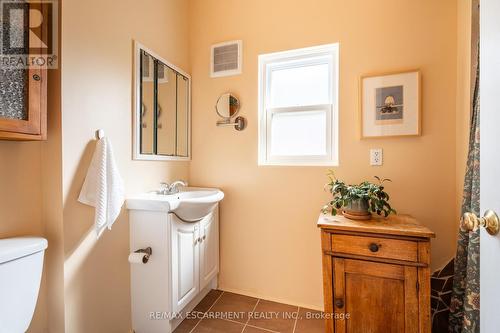 143 Wentworth Street N, Hamilton, ON - Indoor Photo Showing Bathroom