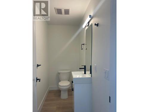 210 Kneller Road Unit# 9, Kelowna, BC - Indoor Photo Showing Bathroom
