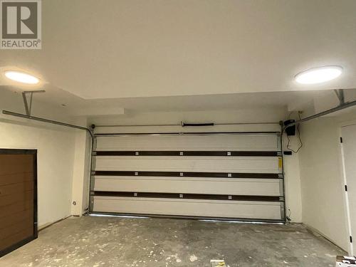 210 Kneller Road Unit# 9, Kelowna, BC - Indoor Photo Showing Garage