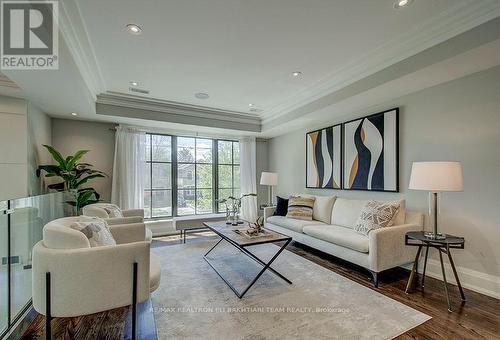 100 Parklea Drive, Toronto, ON - Indoor Photo Showing Living Room