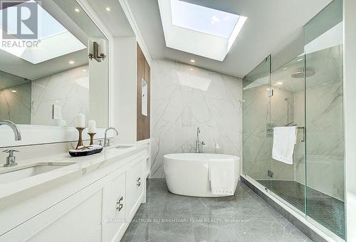 100 Parklea Drive, Toronto, ON - Indoor Photo Showing Bathroom