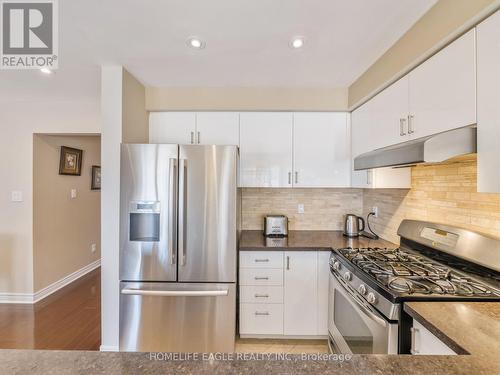 34 Kalmar Crescent, Richmond Hill, ON - Indoor Photo Showing Kitchen With Upgraded Kitchen