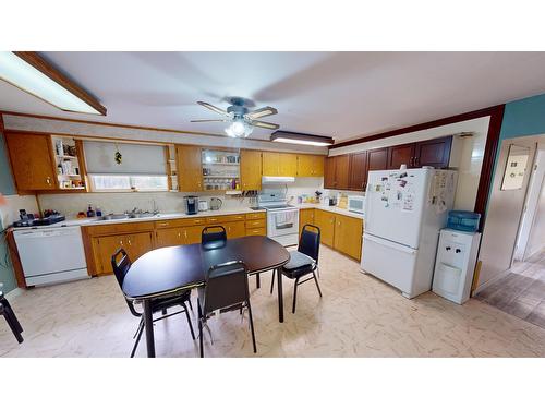 1075 King Street, Cranbrook, BC - Indoor Photo Showing Kitchen With Double Sink