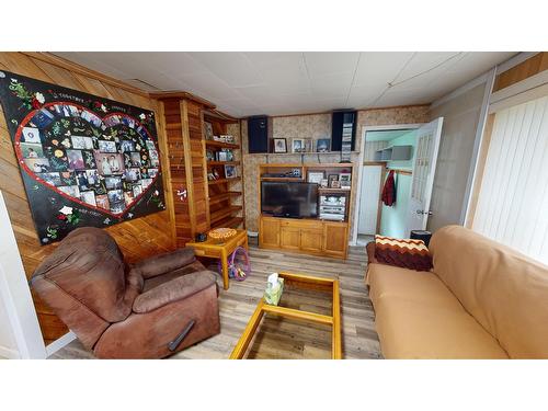 1075 King Street, Cranbrook, BC - Indoor Photo Showing Living Room