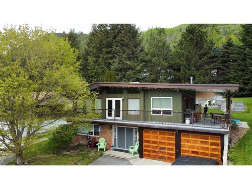 918 7Th Street, Montrose, BC - Outdoor