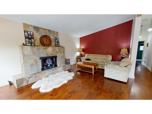 918 7Th Street, Montrose, BC - Indoor Photo Showing Living Room With Fireplace