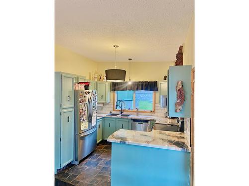 918 7Th Street, Montrose, BC - Indoor Photo Showing Kitchen