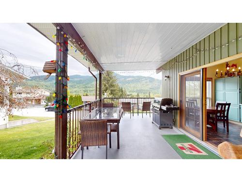 918 7Th Street, Montrose, BC - Outdoor With Deck Patio Veranda With Exterior