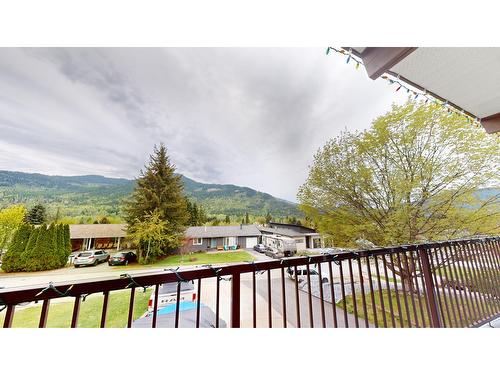 918 7Th Street, Montrose, BC - Outdoor