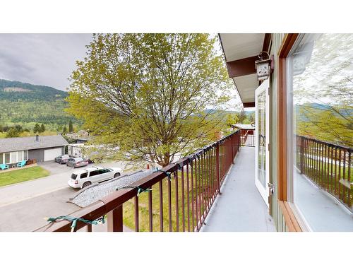 918 7Th Street, Montrose, BC - Outdoor With Exterior