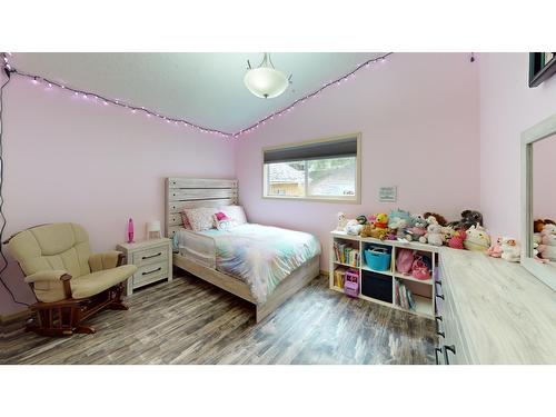 918 7Th Street, Montrose, BC - Indoor Photo Showing Bedroom