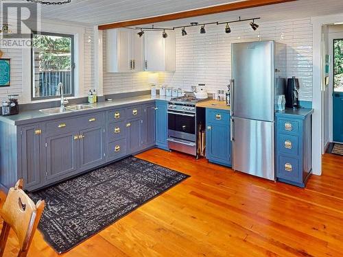 1900/1898 Vancouver Blvd, Savary Island, BC - Indoor Photo Showing Kitchen With Double Sink