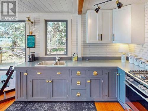 1900/1898 Vancouver Blvd, Savary Island, BC - Indoor Photo Showing Kitchen