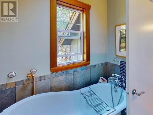 1900/1898 Vancouver Blvd, Savary Island, BC - Indoor Photo Showing Bathroom