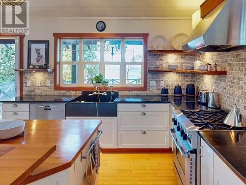 1900/1898 Vancouver Blvd, Savary Island, BC - Indoor Photo Showing Kitchen With Upgraded Kitchen