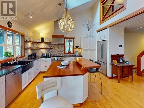 1900/1898 Vancouver Blvd, Savary Island, BC - Indoor Photo Showing Kitchen With Upgraded Kitchen