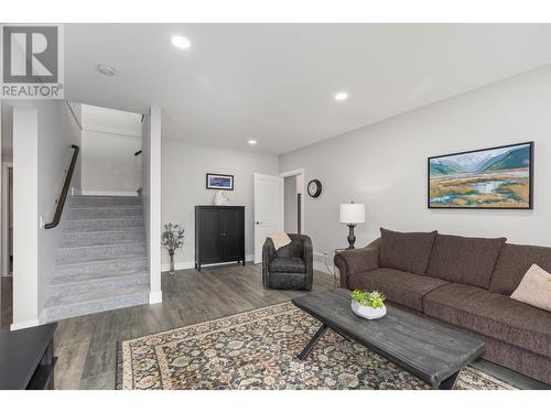 415 Carnoustie Drive, Kelowna, BC - Indoor Photo Showing Living Room