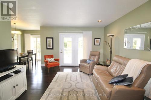 265 4Th Street Crescent, Hanover, ON - Indoor Photo Showing Living Room