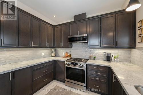 140 Robertson Road E, Hamilton, ON - Indoor Photo Showing Kitchen With Upgraded Kitchen