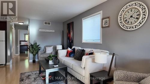 11428 Timber Bay Crescent, Windsor, ON - Indoor Photo Showing Living Room