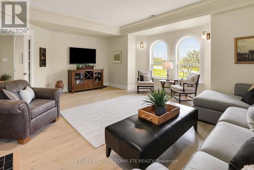 515 Ridge Road E, Grimsby, ON - Indoor Photo Showing Living Room