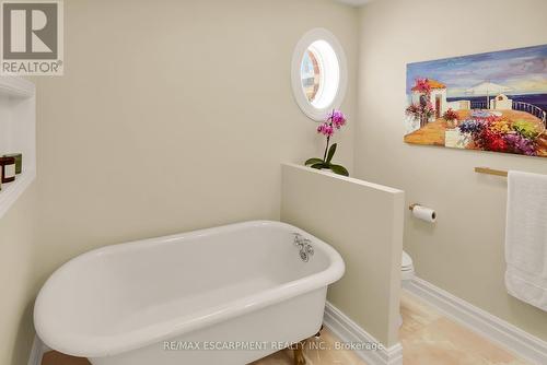 515 Ridge Road E, Grimsby, ON - Indoor Photo Showing Bathroom