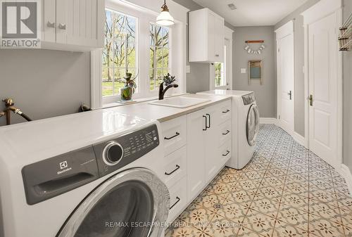 515 Ridge Road E, Grimsby, ON - Indoor Photo Showing Laundry Room
