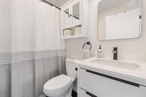 1 - 733 Railway Avenue, Salmo, BC - Indoor Photo Showing Bathroom