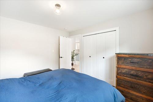 1 - 733 Railway Avenue, Salmo, BC - Indoor Photo Showing Bedroom