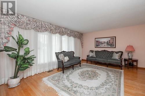 8 Marker Court, Toronto, ON - Indoor Photo Showing Living Room
