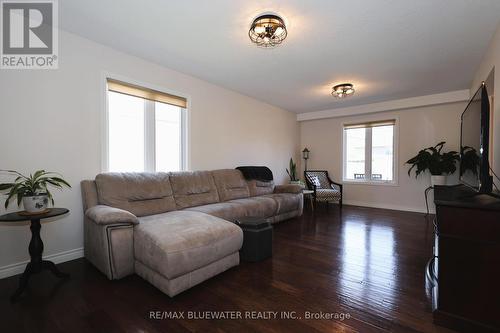 1000 South Wenige Drive, London, ON - Indoor Photo Showing Living Room