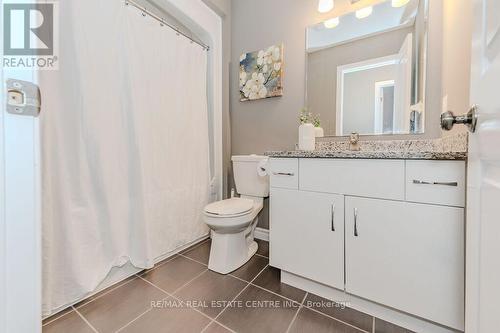 32 - 167 Arkell Road, Guelph, ON - Indoor Photo Showing Bathroom