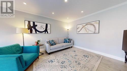 131 Milestone Crescent, Aurora, ON - Indoor Photo Showing Living Room