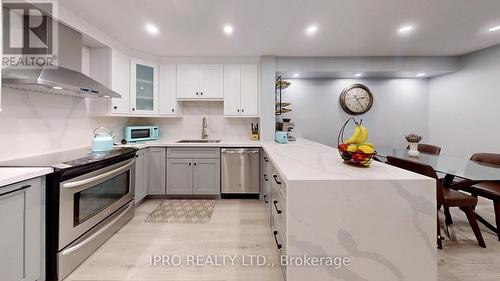 131 Milestone Crescent, Aurora, ON - Indoor Photo Showing Kitchen With Upgraded Kitchen