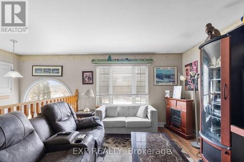 145 Spruce Street, Collingwood, ON - Indoor Photo Showing Living Room