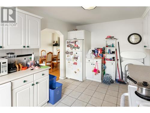 1820 Abbott Street, Kelowna, BC - Indoor Photo Showing Kitchen