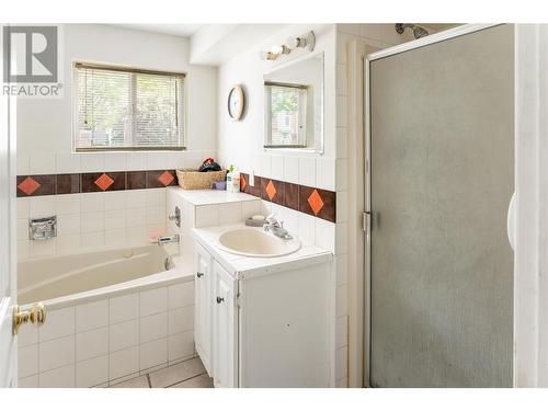 1820 Abbott Street, Kelowna, BC - Indoor Photo Showing Bathroom