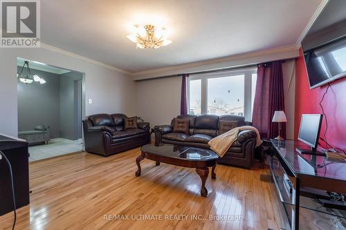 7525 Langworthy Drive, Mississauga, ON - Indoor Photo Showing Living Room