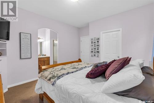 1114 Wright Way, Saskatoon, SK - Indoor Photo Showing Bedroom