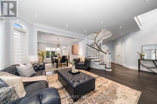 66 Benville Crescent, Aurora, ON - Indoor Photo Showing Living Room
