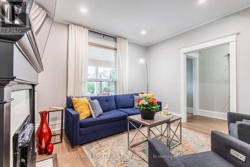 463 Charlton Avenue W, Hamilton, ON - Indoor Photo Showing Living Room
