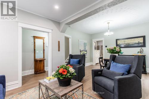 463 Charlton Avenue W, Hamilton, ON - Indoor Photo Showing Living Room