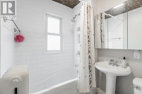 463 Charlton Avenue W, Hamilton, ON - Indoor Photo Showing Bathroom