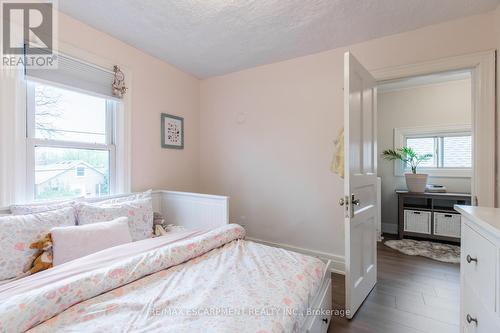 463 Charlton Avenue W, Hamilton, ON - Indoor Photo Showing Bedroom