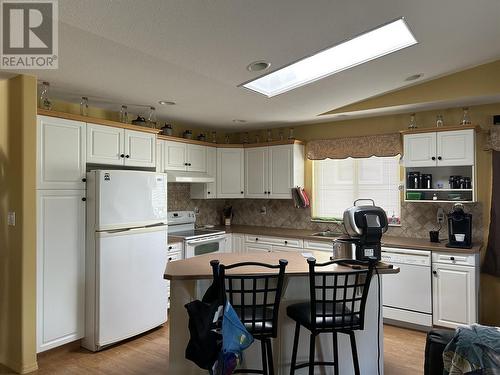 610 6 Avenue, Vernon, BC - Indoor Photo Showing Kitchen